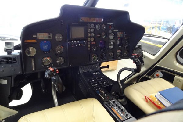 eurocopter-as355-f2-interior-8DD9CA487-A07E-F9AE-3D10-C5A47AD1BEFD.jpg
